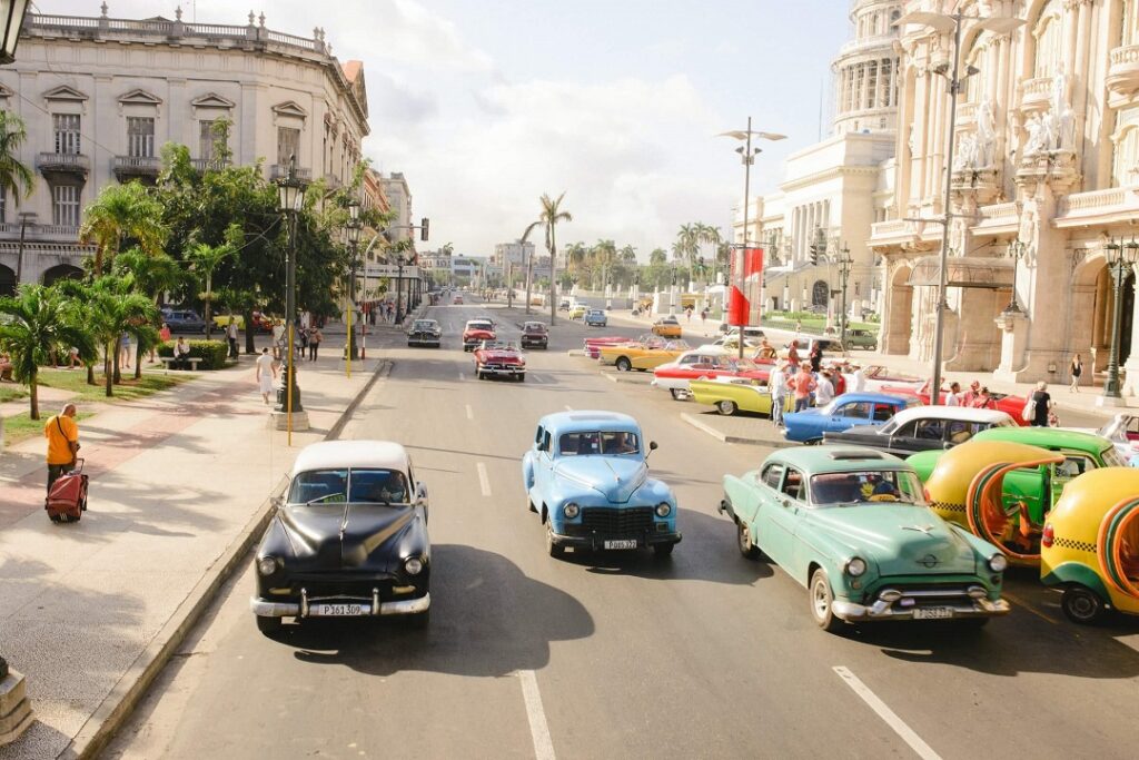 Taxis a la salida del Gran Teatro de La Habana. Transporte en Cuba.