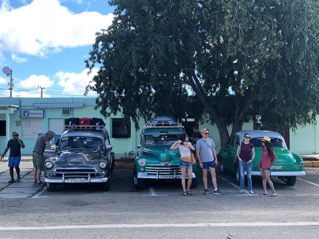 Piqueras de Taxis compartidos en Cuba. Almendrones